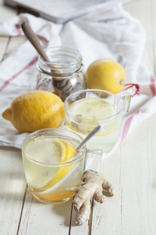 Heißer Zitronen-Ingwer-Aufguss mit Honig, lizenzfreies Stockfoto