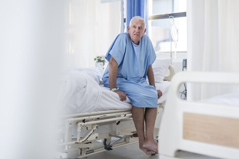 Älterer Patient auf einem Krankenhausbett sitzend - ZEF006833