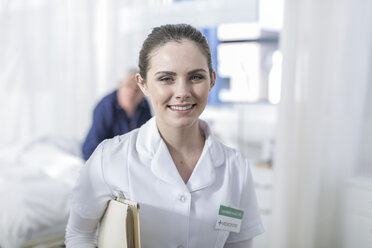 Porträt einer lächelnden Krankenschwester im Krankenhaus - ZEF006836