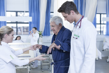 Krankenhauspersonal unterstützt ältere Patienten - ZEF007007