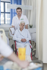 Krankenschwester mit älterer Patientin im Rollstuhl - ZEF006846