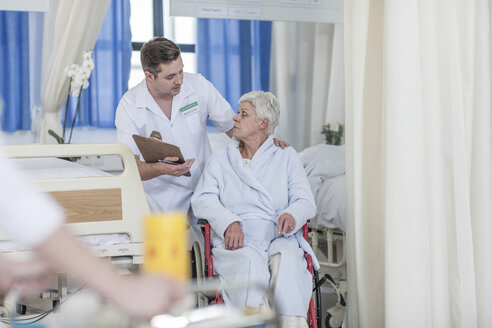Krankenschwester mit älterer Patientin im Rollstuhl - ZEF006847