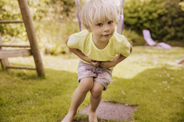 Junge auf einer Schaukel im Garten - MFF001872