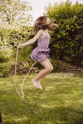 Mädchen springt Seil im Garten - MFF001873
