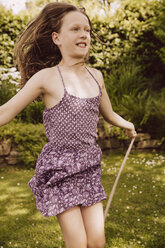 Girl jumping rope in garden - MFF001874