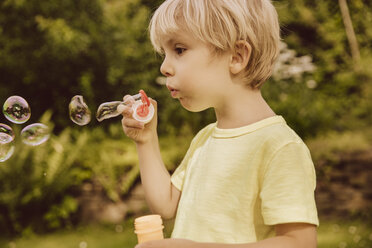 Boy blowing soap bubbles - MFF001885