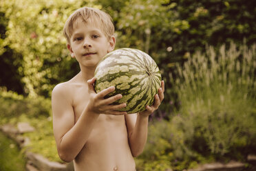 Junge hält eine Wassermelone - MFF001895