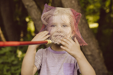 Boy holding butterfly net above his head - MFF001929