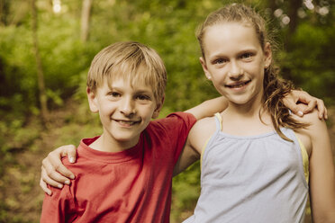 Portrait of smiling girl and boy outdoors - MFF001932