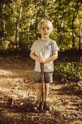 Kleiner Junge steht im Wald mit einem Ast - MFF001938