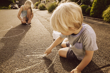 Children using sidewalk chalk in their neighborhood - MFF001942