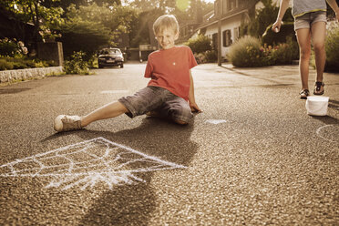 Children using sidewalk chalk in their neighborhood - MFF001945