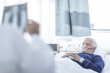 Älterer Mann mit Sauerstoffmaske in einem Krankenhausbett liegend - ZEF006243