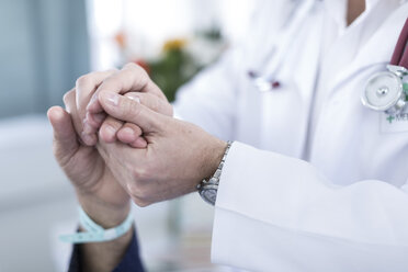 Arzt hält die Hand des Patienten, Nahaufnahme - ZEF006248