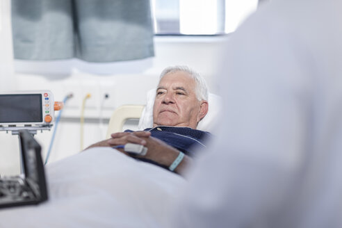 Porträt eines älteren Mannes, der in einem Krankenhausbett liegt - ZEF006251