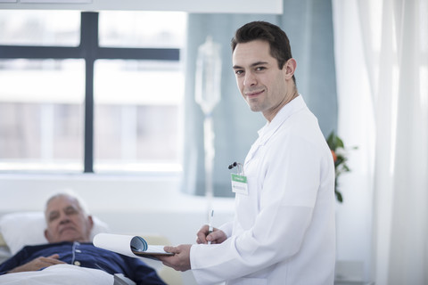 Porträt eines Arztes in einem Krankenhauszimmer, lizenzfreies Stockfoto