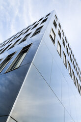 Germany, Munich, facade of modern office buliding - FCF000698