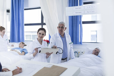 Arzt und Krankenschwester am Bett eines sehr kranken Patienten im Krankenhaus - ZEF006867
