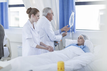 Arzt und Krankenschwester am Bett eines sehr kranken Patienten im Krankenhaus - ZEF006875