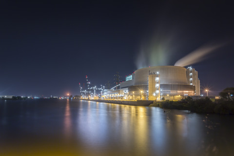 Deutschland, Hamburg, Steinkohlekraftwerk Moorburg an der Elbe bei Nacht, lizenzfreies Stockfoto