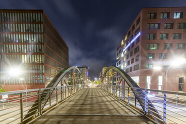 Deutschland, Hamburg, Fußgängerbrücke zwischen Speicherstadt und Hafencity bei Nacht - NKF000314