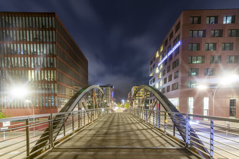 Germany, Hamburg, pedestrian Bridge between Speicherstadt and Hafencity at night - NKF000314