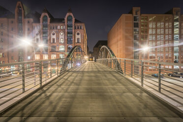 Deutschland, Hamburg, Fußgängerbrücke zwischen Speicherstadt und Hafencity bei Nacht - NKF000316