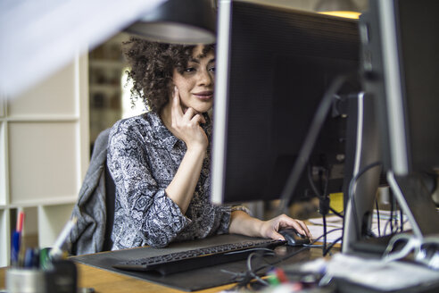 Young woman in office working at computer - FKF001208