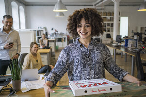 Kollegen im Büro machen Mittagspause mit Pizza - FKF001216