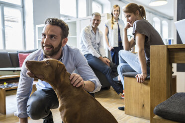 Kollegen mit Hund im Büro - FKF001322