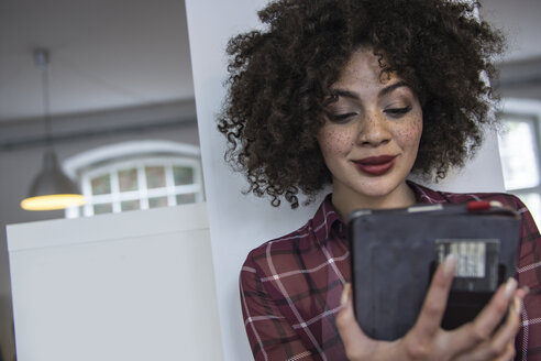 Junge Frau im Büro mit digitalem Tablet - FKF001227