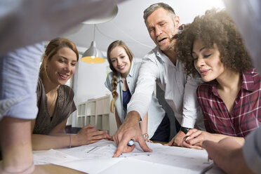 Kollegen im Büro besprechen den Bauplan - FKF001284