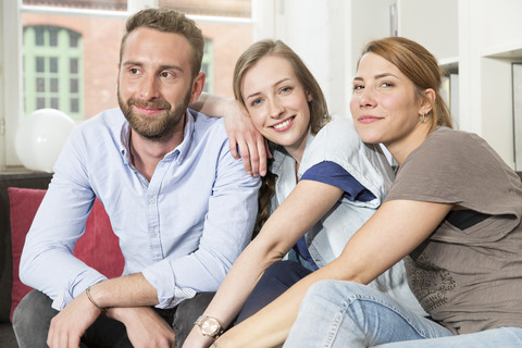 Drei Kollegen im Büro machen eine Pause, lizenzfreies Stockfoto