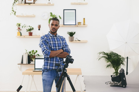 Porträt eines jungen Mannes, der in seinem Fotostudio steht, lizenzfreies Stockfoto