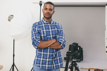 Porträt eines jungen Mannes, der in seinem Fotostudio steht - EBSF000768