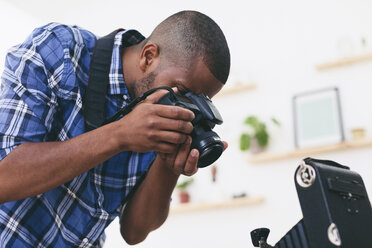 Young man at work in his photographic studio - EBSF000772