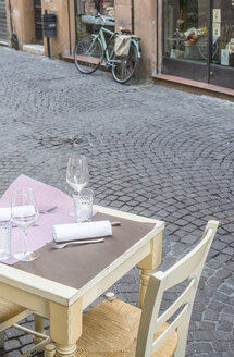 Italien, Ravenna, Tisch eines Restaurants auf dem Bürgersteig - DEGF000470