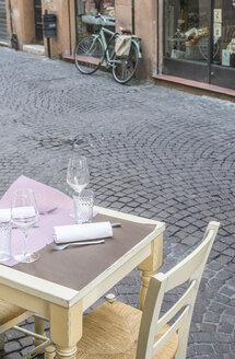 Italy, Ravenna, table of a restaurant standing on the pavement - DEGF000470