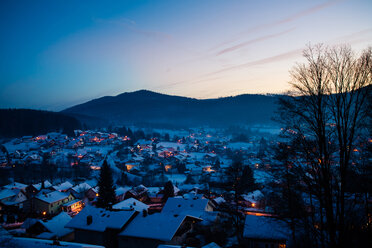 Deutschland, Bayern, Bodenmais, Dorf im Winter, blaue Stunde - SBDF002189