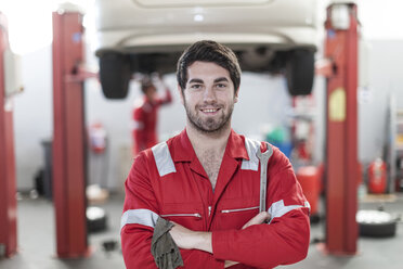 Automechaniker bei der Arbeit in einer Reparaturwerkstatt - ZEF006966