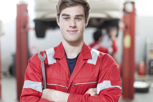 Automechaniker bei der Arbeit in einer Reparaturwerkstatt - ZEF006968