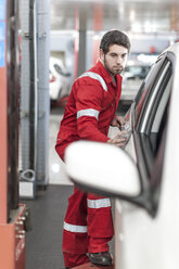 Automechaniker bei der Arbeit in einer Reparaturwerkstatt - ZEF006972