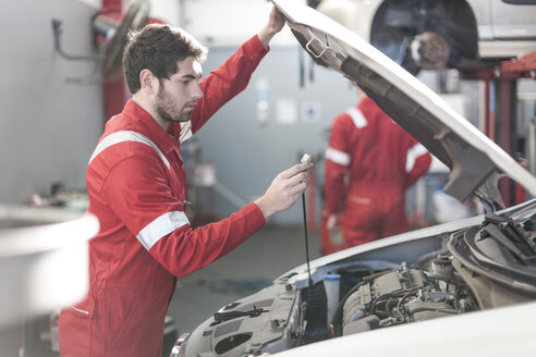 Automechaniker bei der Arbeit in einer Reparaturwerkstatt - ZEF006973