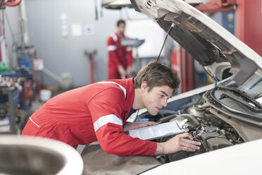 Automechaniker bei der Arbeit in einer Reparaturwerkstatt - ZEF006974