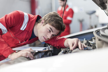 Car mechanic at work in repair garage - ZEF006975