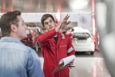 Automechaniker und Kunde in einer Reparaturwerkstatt - ZEF006984