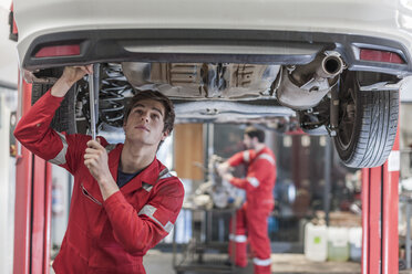 Automechaniker bei der Arbeit in einer Reparaturwerkstatt - ZEF006985