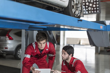 Car mechanic at work in repair garage - ZEF006987