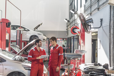 Automechaniker bei der Arbeit in einer Reparaturwerkstatt - ZEF006989