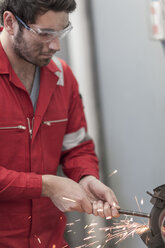 Automechaniker bei der Arbeit in einer Reparaturwerkstatt, Schleifmaschine - ZEF006995